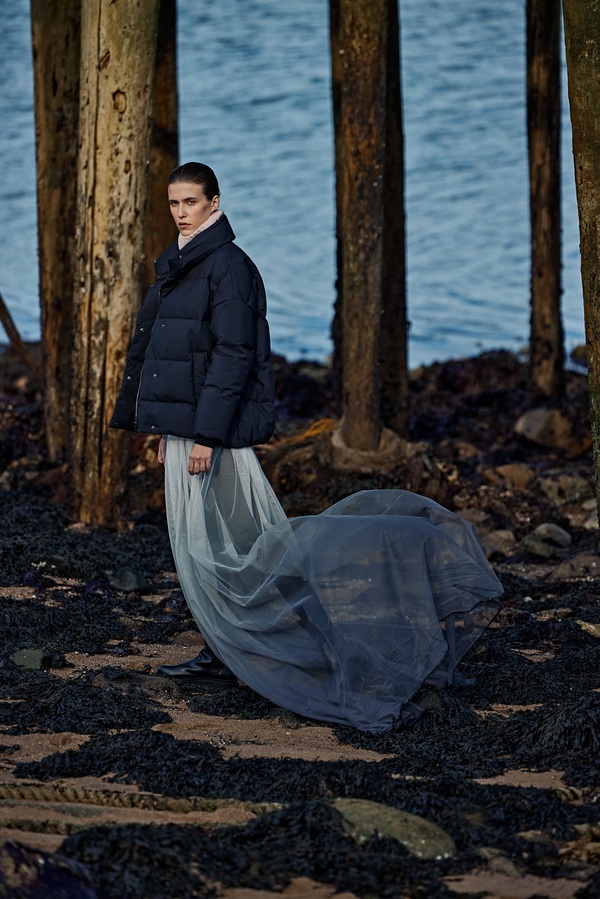 5 видов пуховиков, которые можно носить с платьями и юбками. Фото 5