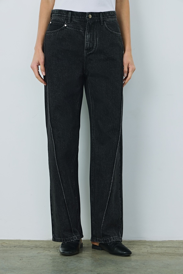 Темный деним возвращается: как его носить без ощущения “рабочей униформы” Фото 3