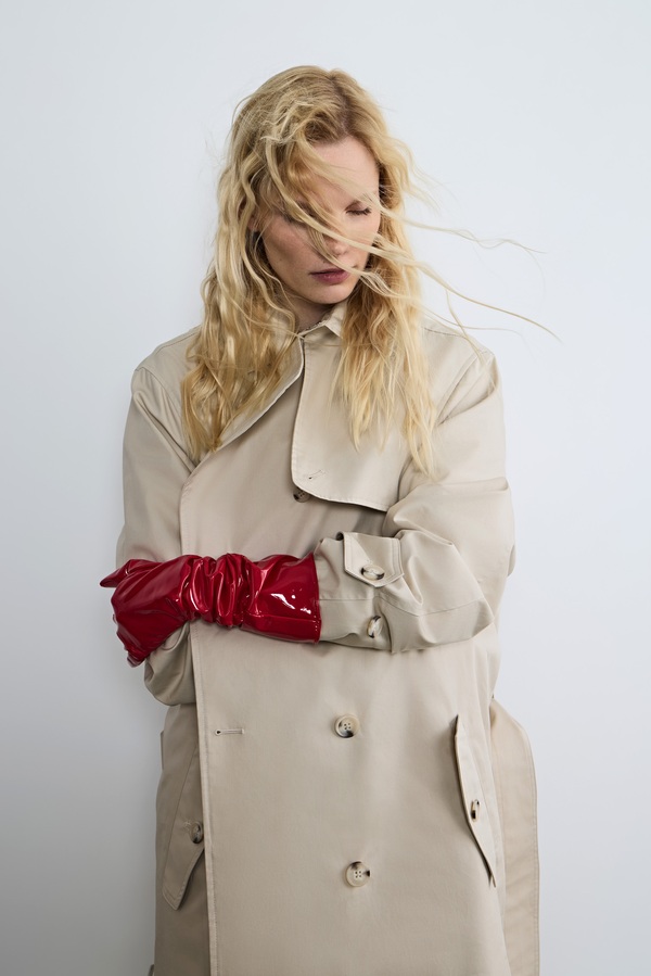 Глянцевый блеск: как добавить лакированные и блестящие фактуры в весенний гардероб Фото 1