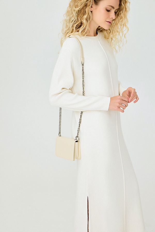 На любой вкус и цвет: 10 платьев, в которых можно провести 8 марта. Фото 4