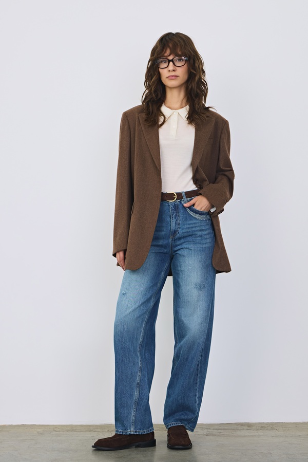 Темный деним возвращается: как его носить без ощущения “рабочей униформы” Фото 1