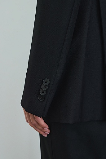 Приталенный жакет с декоративной складкой, черный