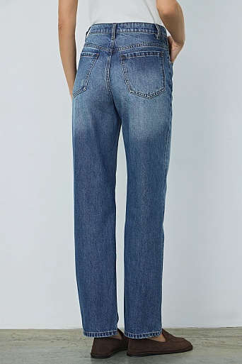 Прямые джинсы с потертостями, голубые