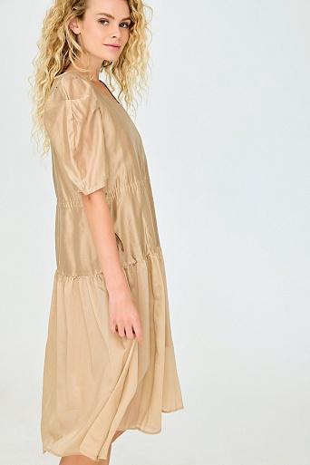 Бежевое платье с рукавами-фонариками