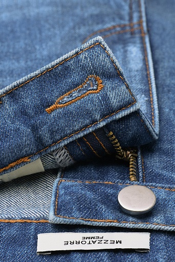 Прямые джинсы с потертостями, голубые