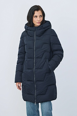 Темно-синее пуховое пальто с фигурной стежкой
