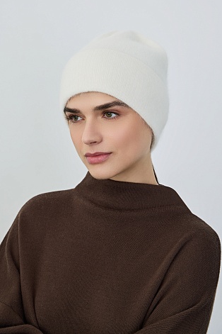 Шапка с отворотом с ангорой, молочная