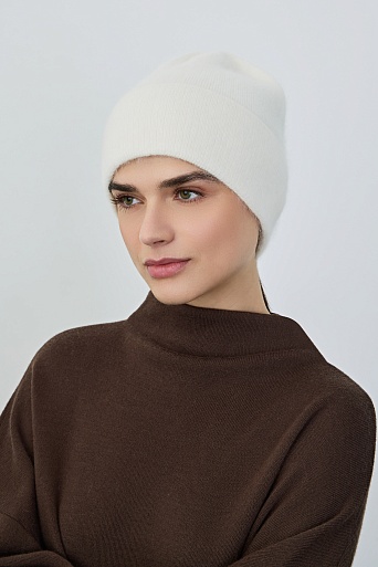 Шапка с отворотом с ангорой, молочная