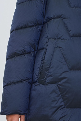 Синий пуховик с фигурной стежкой