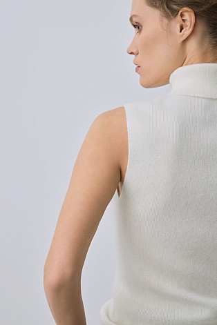 Топ без рукавов из пуха енота, белый