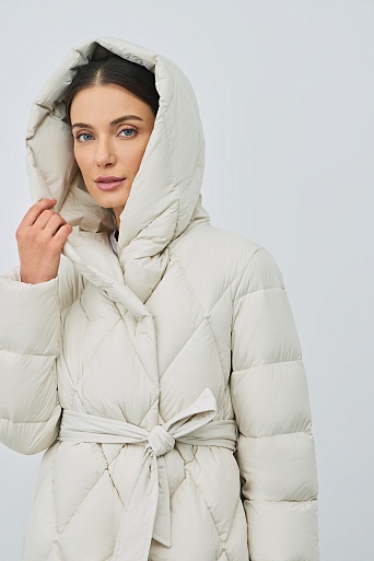 Удлиненный пуховик с ромбовидной стежкой, молочный