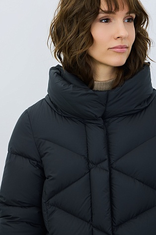 Длинный пуховик со стежкой треугольниками, иссиня-черный