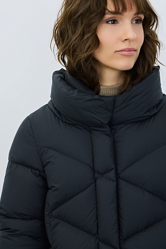 Длинный пуховик со стежкой треугольниками, иссиня-черный