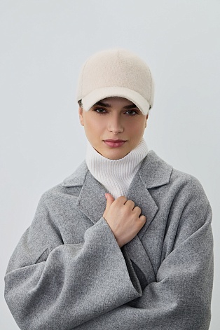 Утепленная бейсболка с ангорой, бежевая