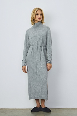 Трикотажное платье с пояском, светло-серое