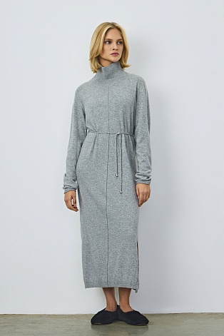 Трикотажное платье с пояском, светло-серое