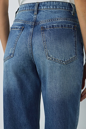 Прямые джинсы с потертостями, голубые