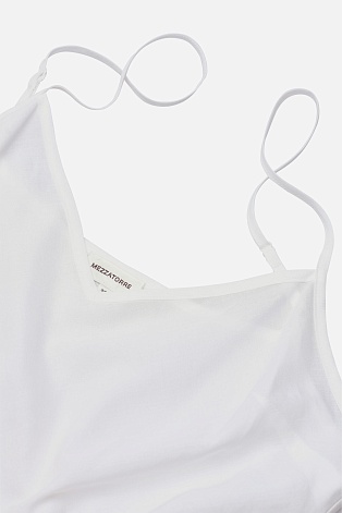 Белое платье на бретелях