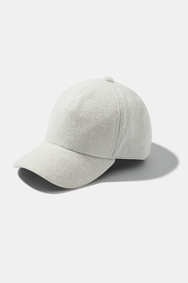 Утепленная бейсболка с ангорой, белая