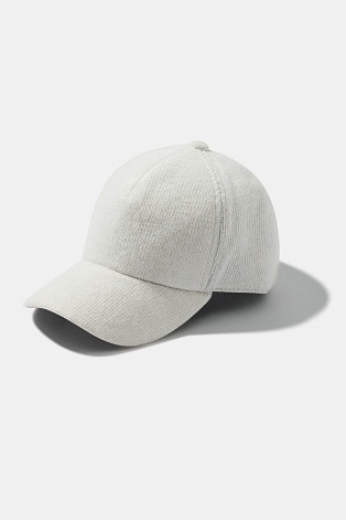 Утепленная бейсболка с ангорой, белая