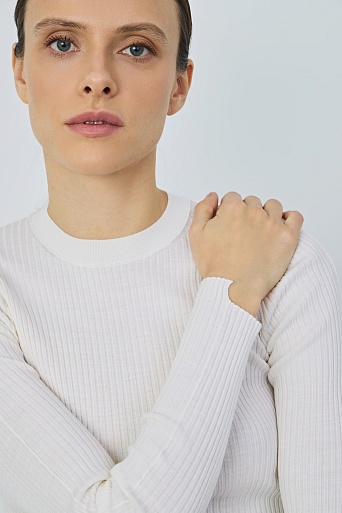 Тонкий джемпер из шерсти в рубчик, молочный