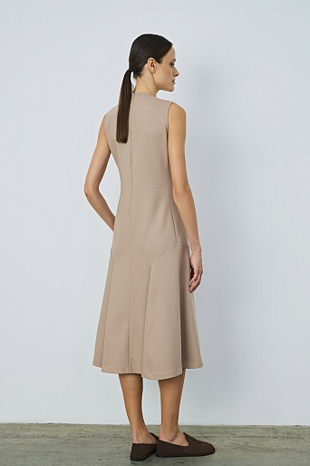 Платье без рукавов с расклешенным низом, бежевое