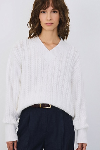 Джемпер с V-образным вырезом с косами, белый