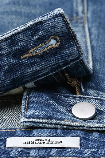 Широкие джинсы, голубые с потертостями