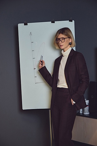 Прямые брюки, баклажановые в клетку MARIA