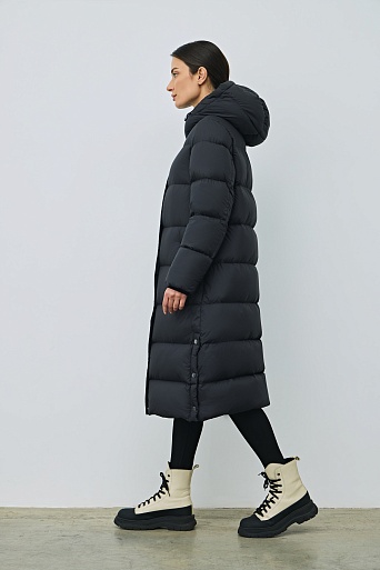 Длинный пуховик с капюшоном, иссиня-черный