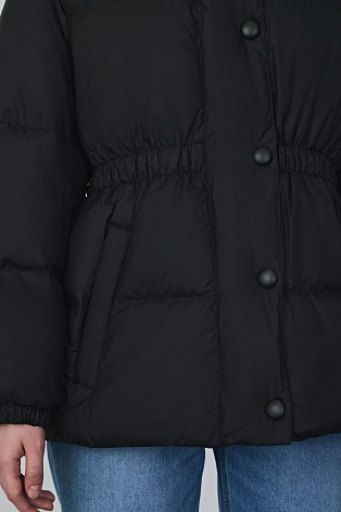 Пуховая куртка на поясе, черная