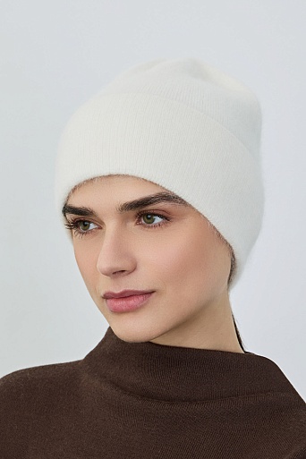 Шапка с отворотом с ангорой, молочная