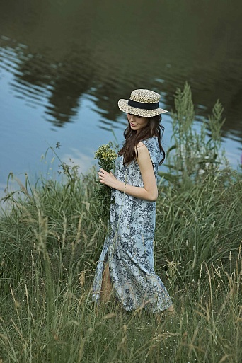 Серо-синее платье без рукавов с рисунком