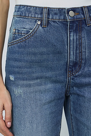 Прямые джинсы с потертостями, голубые