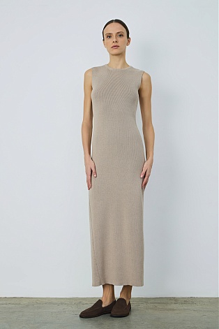Длинное платье-лапша без рукавов, цвет овсяное молоко