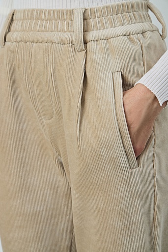 Зауженные вельветовые брюки на резинке, бежевые