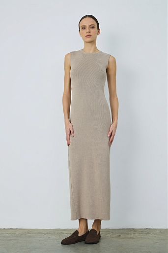 Длинное платье-лапша без рукавов, цвет овсяное молоко