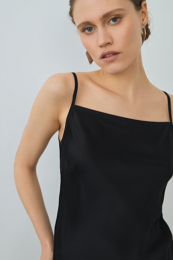 Атласное платье на бретельках, черное