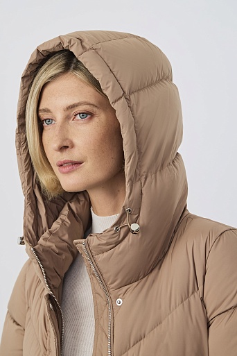 Пуховое пальто со стежкой треугольниками, бежевое