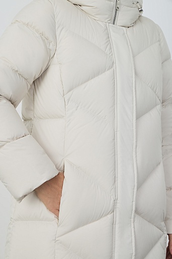 Пуховое пальто со стежкой треугольниками, молочное