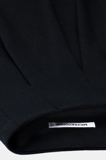 Юбка в складку с разрезом сбоку, черная