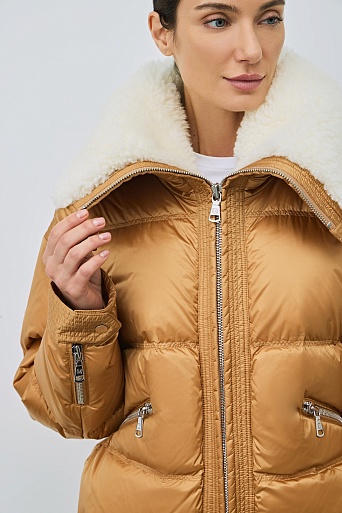 Укороченный пуховик с белым воротником