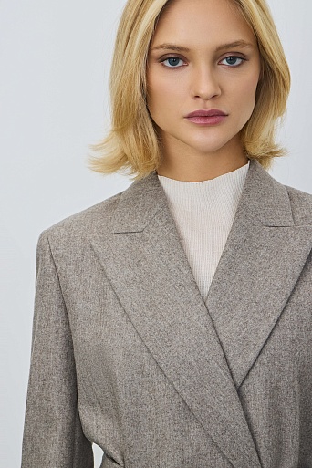 Двубортный жакет на поясе, серо-бежевый меланж