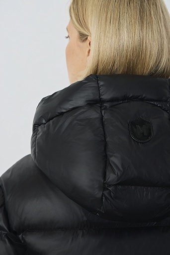 Укороченный пуховик с капюшоном, черный