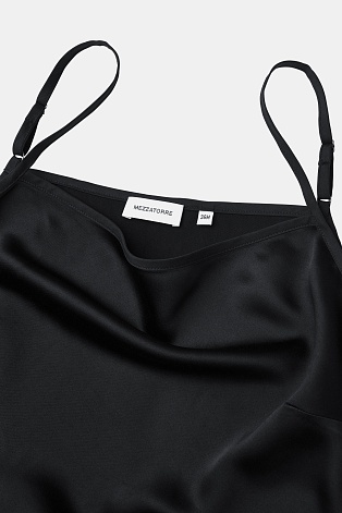 Атласное платье на бретельках, черное