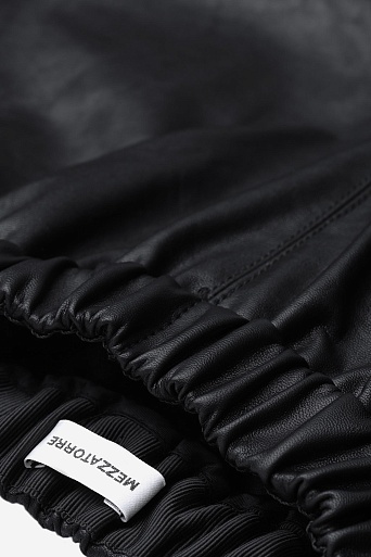 Черные брюки из экокожи