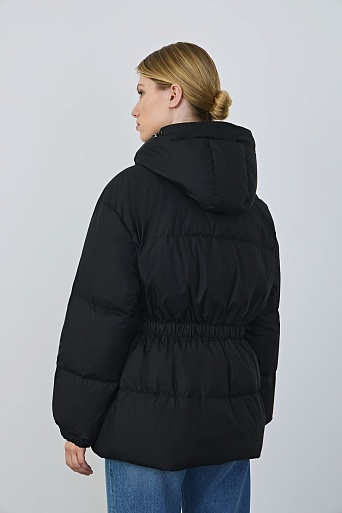 Пуховая куртка на поясе, черная