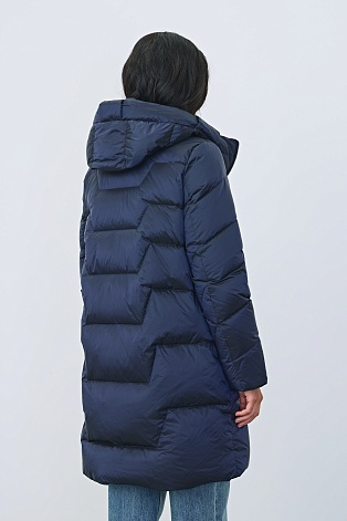 Синий пуховик с фигурной стежкой