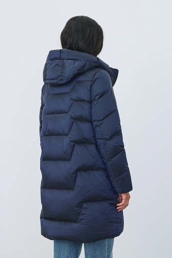 Синий пуховик с фигурной стежкой