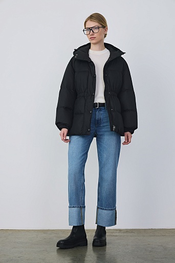 Пуховая куртка на поясе, черная